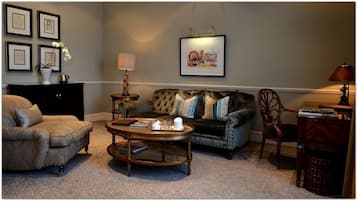 Smart TV, fireplace, Netflix, DVD player