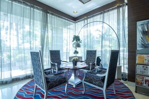 로비 좌석 공간