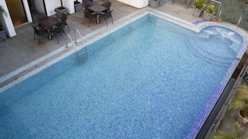 Piscina all'aperto, lettini