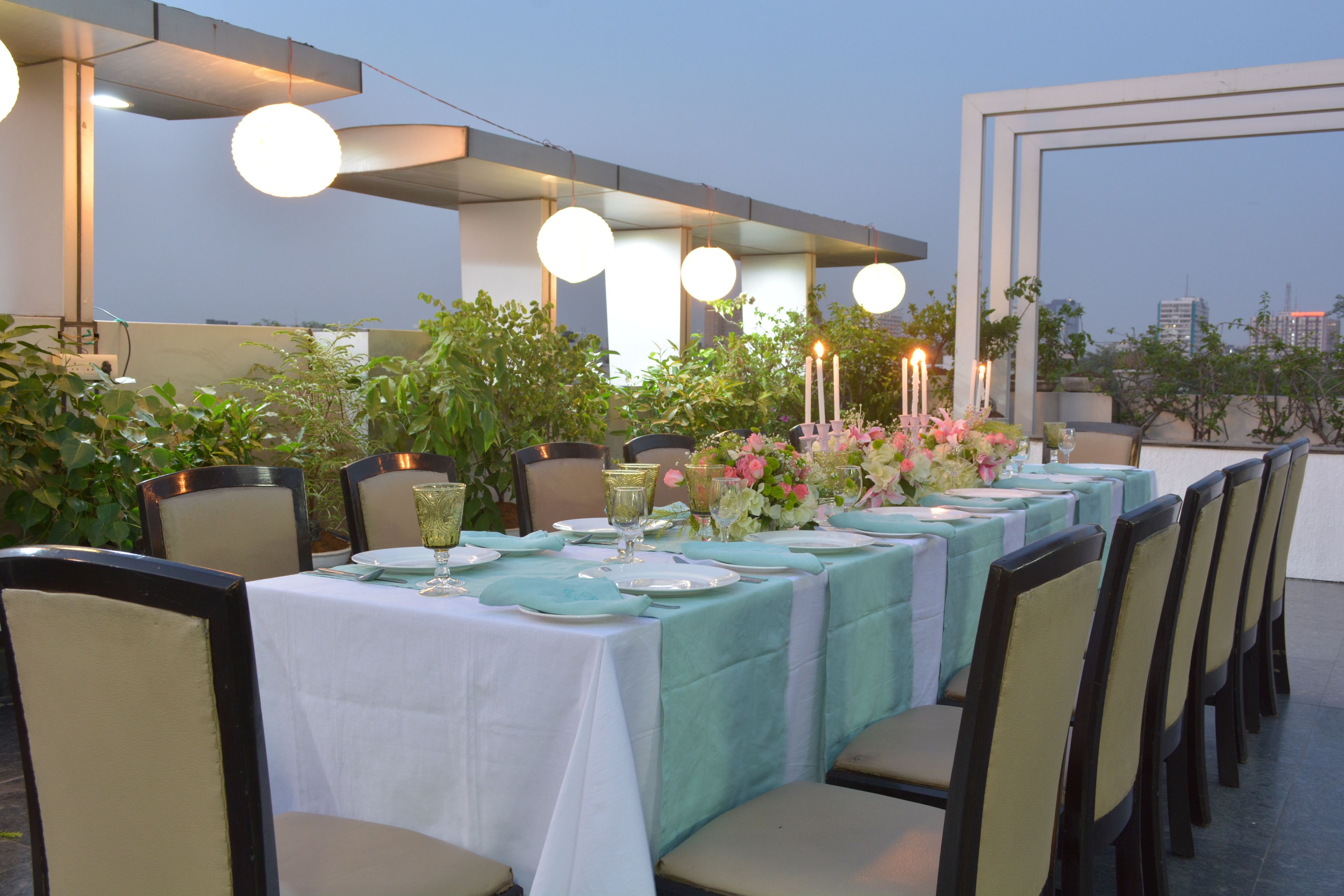 حيث تُقدم وجبات الإفطار، الغداء، العشاء، الأطباق العالمية