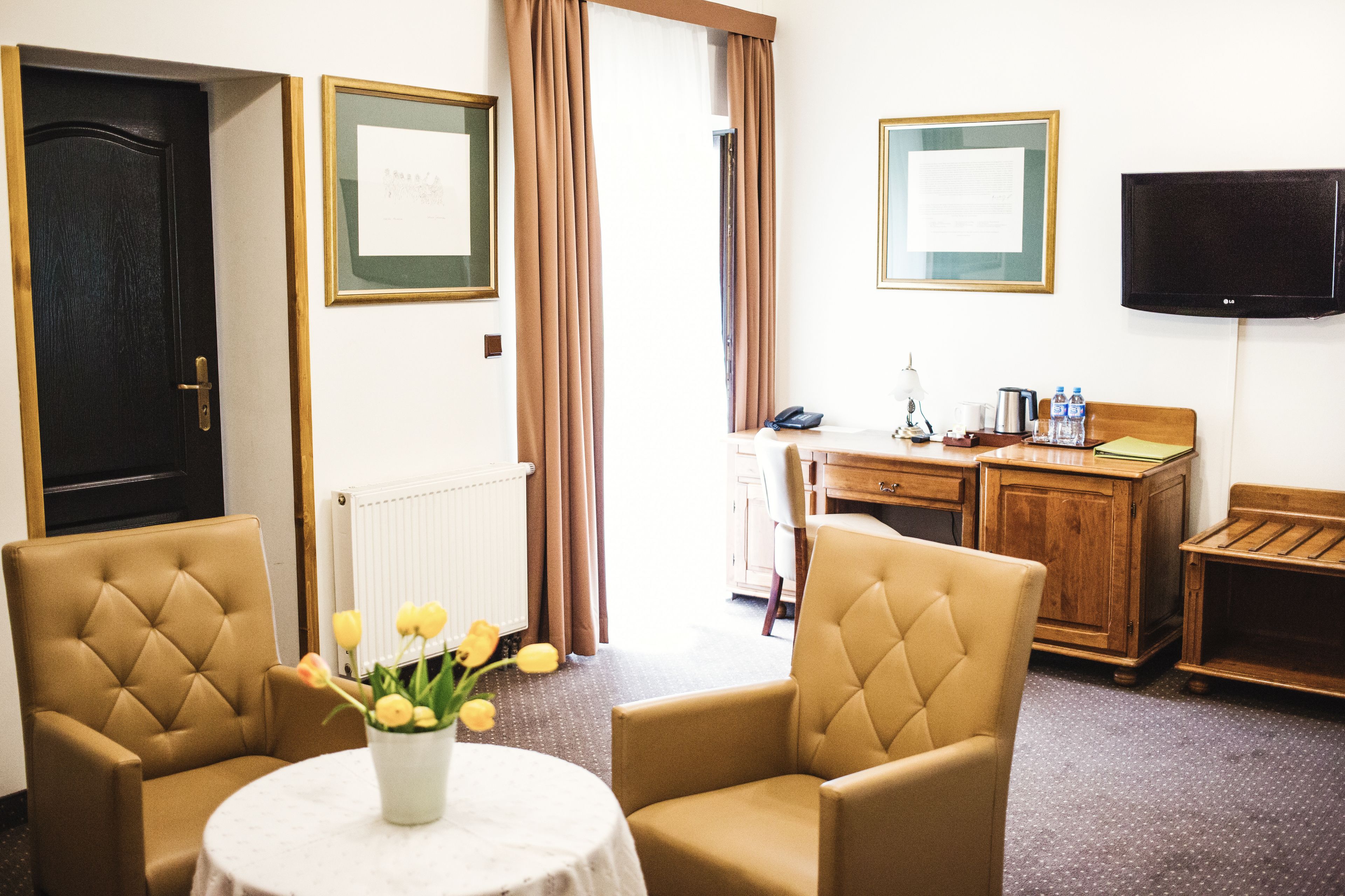 family room | premium bedding, in-room safe, desk, laptop workspace