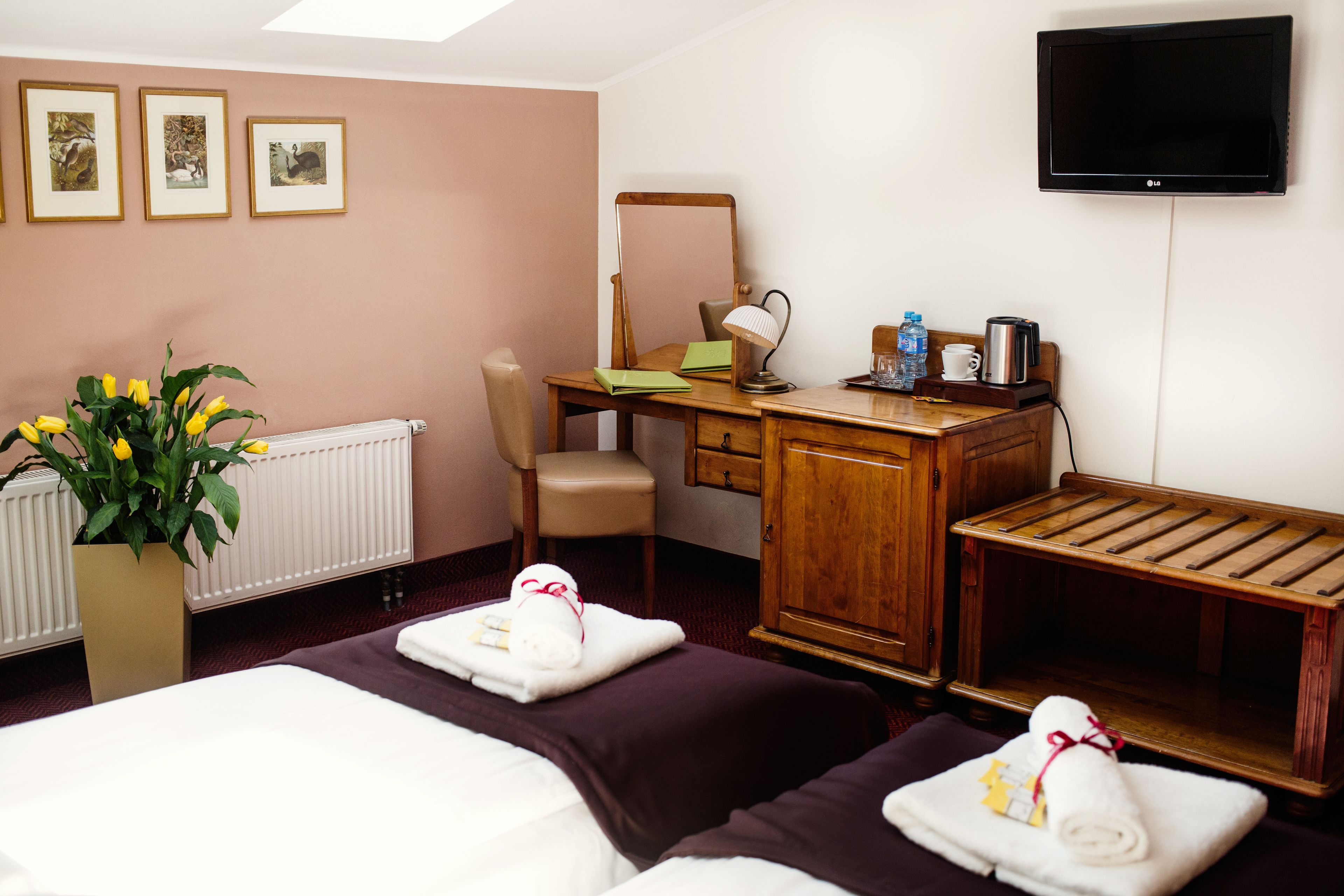 Premium-sengetøj, pengeskab på værelset, skrivebord