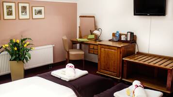 Ropa de cama de alta calidad y caja de seguridad en la habitación