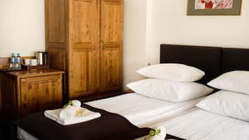 Ropa de cama de alta calidad y caja de seguridad en la habitación