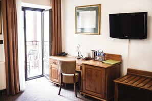 Ropa de cama de alta calidad y caja de seguridad en la habitación 