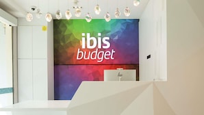 En reception med et farverigt geometrisk vægdesign og et moderne, minimalistisk udtryk.