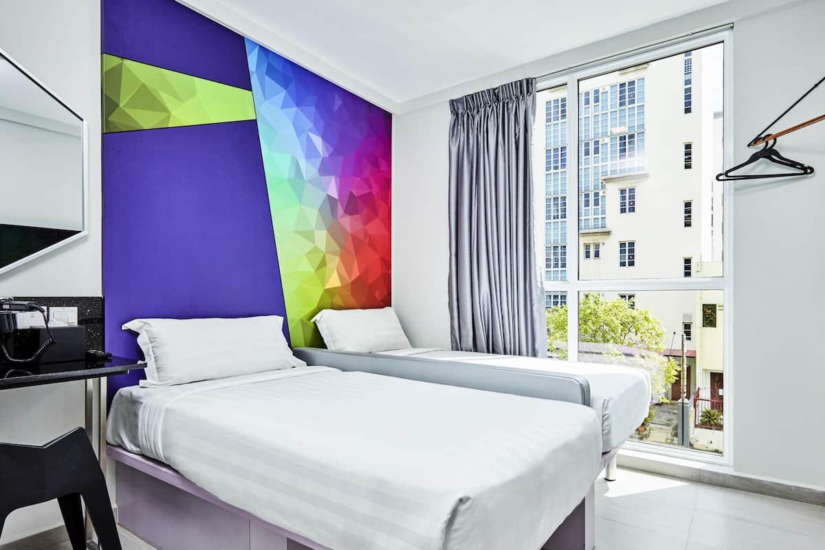 Habitación superior, 2 camas individuales | Escritorio, tabla de planchar con plancha, wifi gratis y ropa de cama