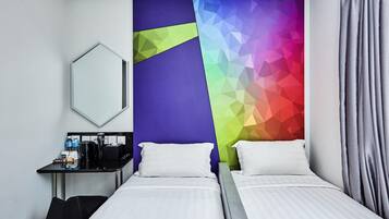 Escritorio, wifi gratis y ropa de cama