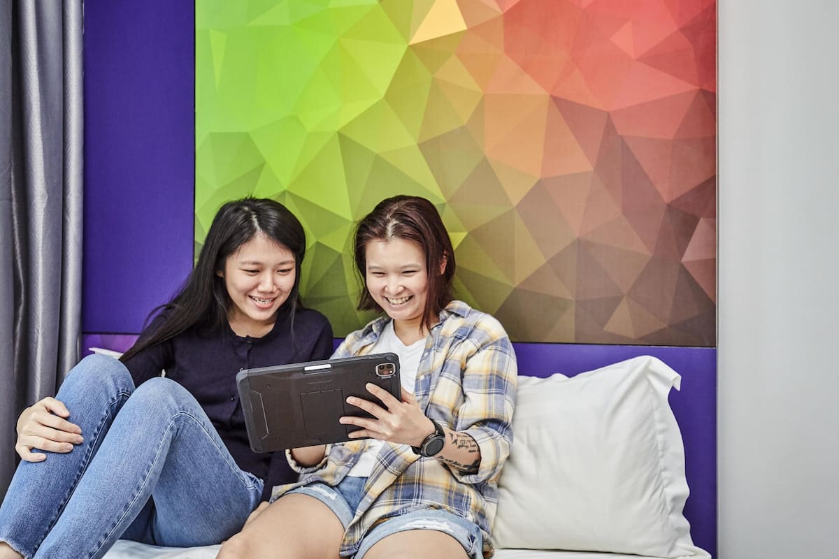 Escritorio, wifi gratis y ropa de cama