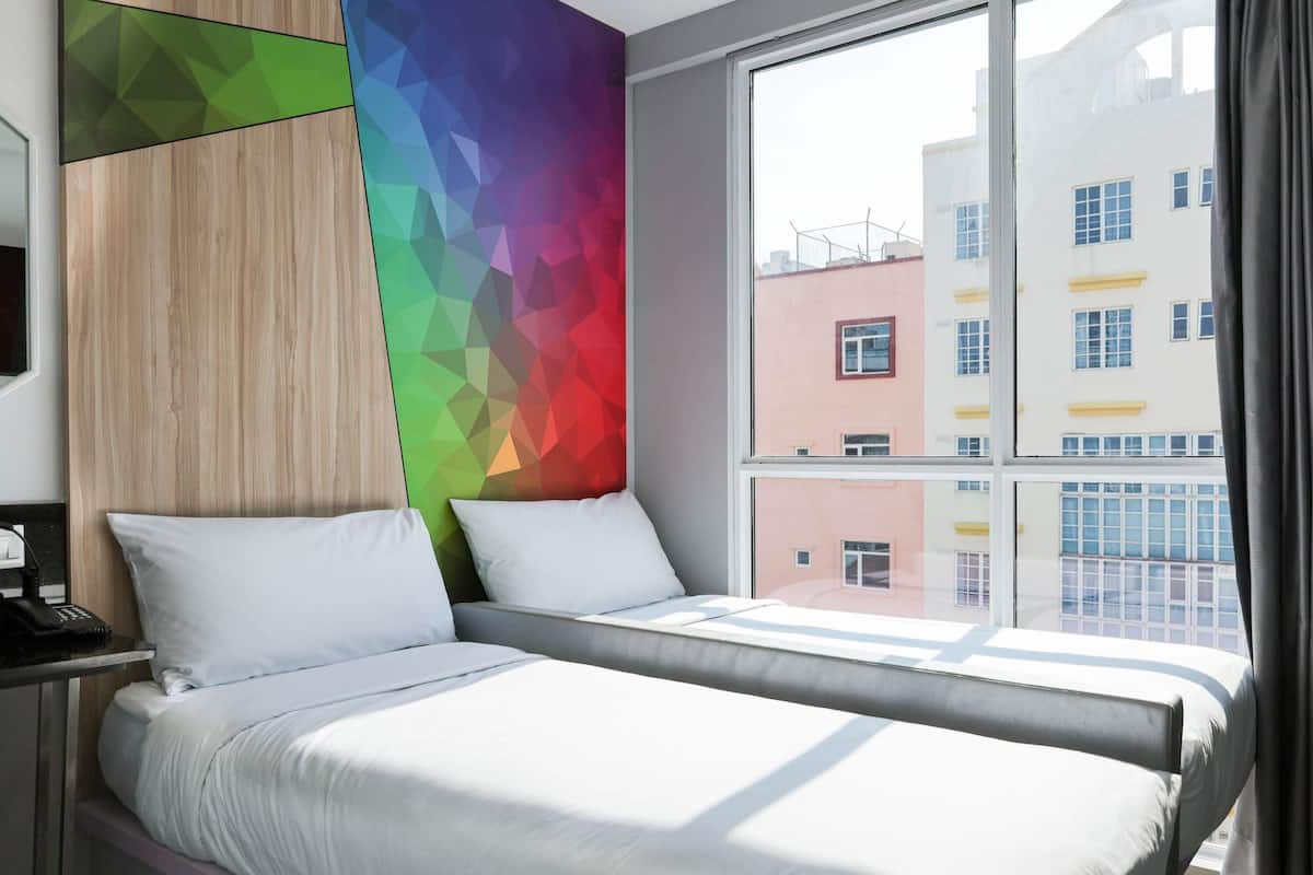 Habitación superior, 2 camas individuales | Escritorio, tabla de planchar con plancha, wifi gratis y ropa de cama