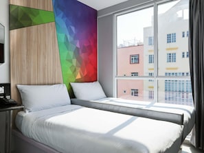 Habitación superior, 2 camas individuales | Escritorio, tabla de planchar con plancha, wifi gratis y ropa de cama