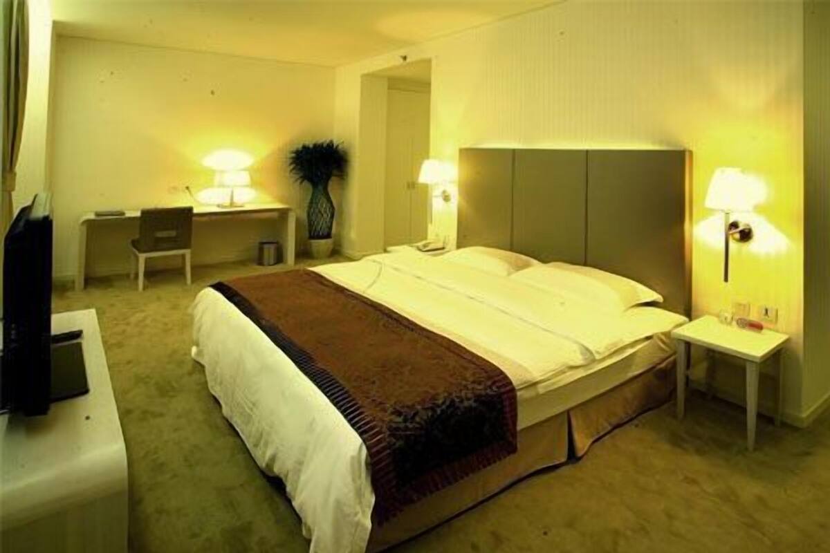 Deluxe | Hochwertige Bettwaren, Daunenbettdecken, Schreibtisch, kostenloses WLAN