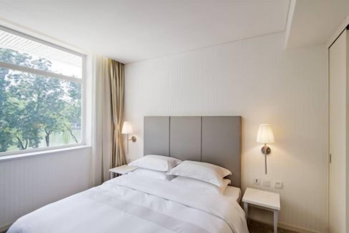 Doppelzimmer  | Hochwertige Bettwaren, Daunenbettdecken, Schreibtisch, kostenloses WLAN