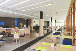 Frokostbuffé hver dag (THB 250 per person)