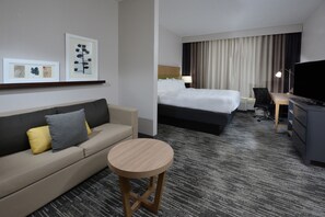 Skrivbord, arbetsyta för laptop och mörklÀggningsgardiner