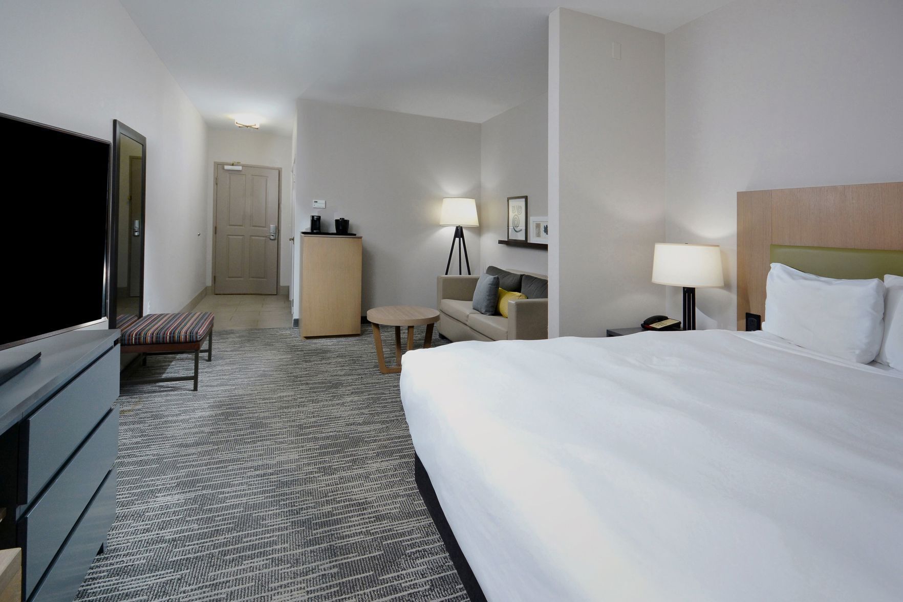 デスク、ノートパソコン用作業スペース、遮光カーテン、アイロン / アイロン台