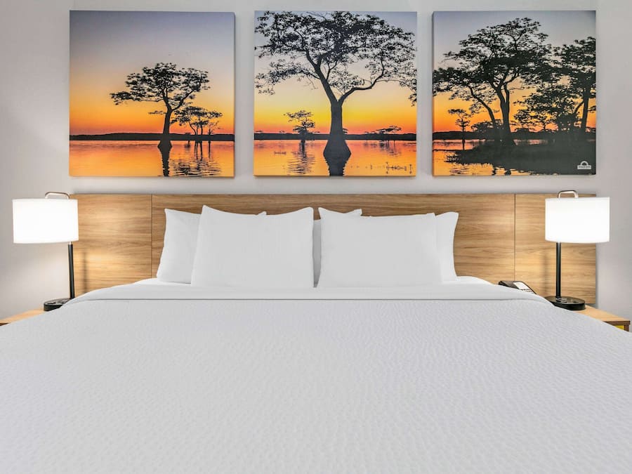 Escritorio, tabla de planchar con plancha y cunas gratuitas