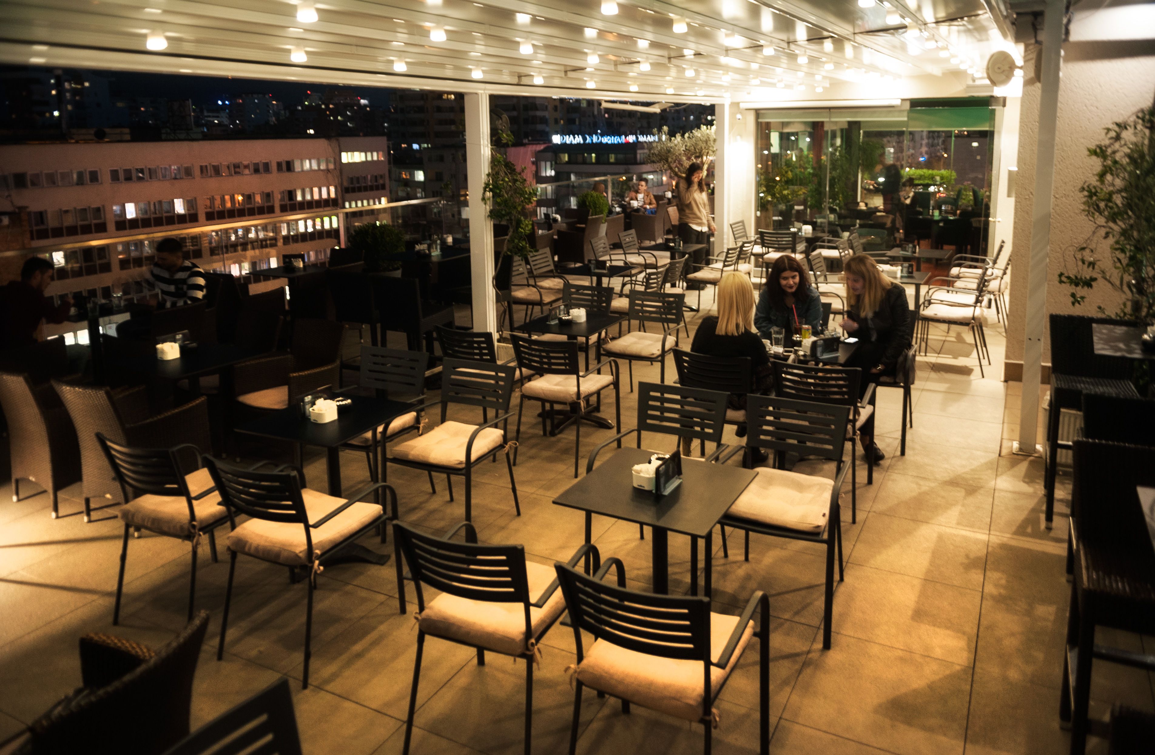 2 bars/lounges, cocktail bar