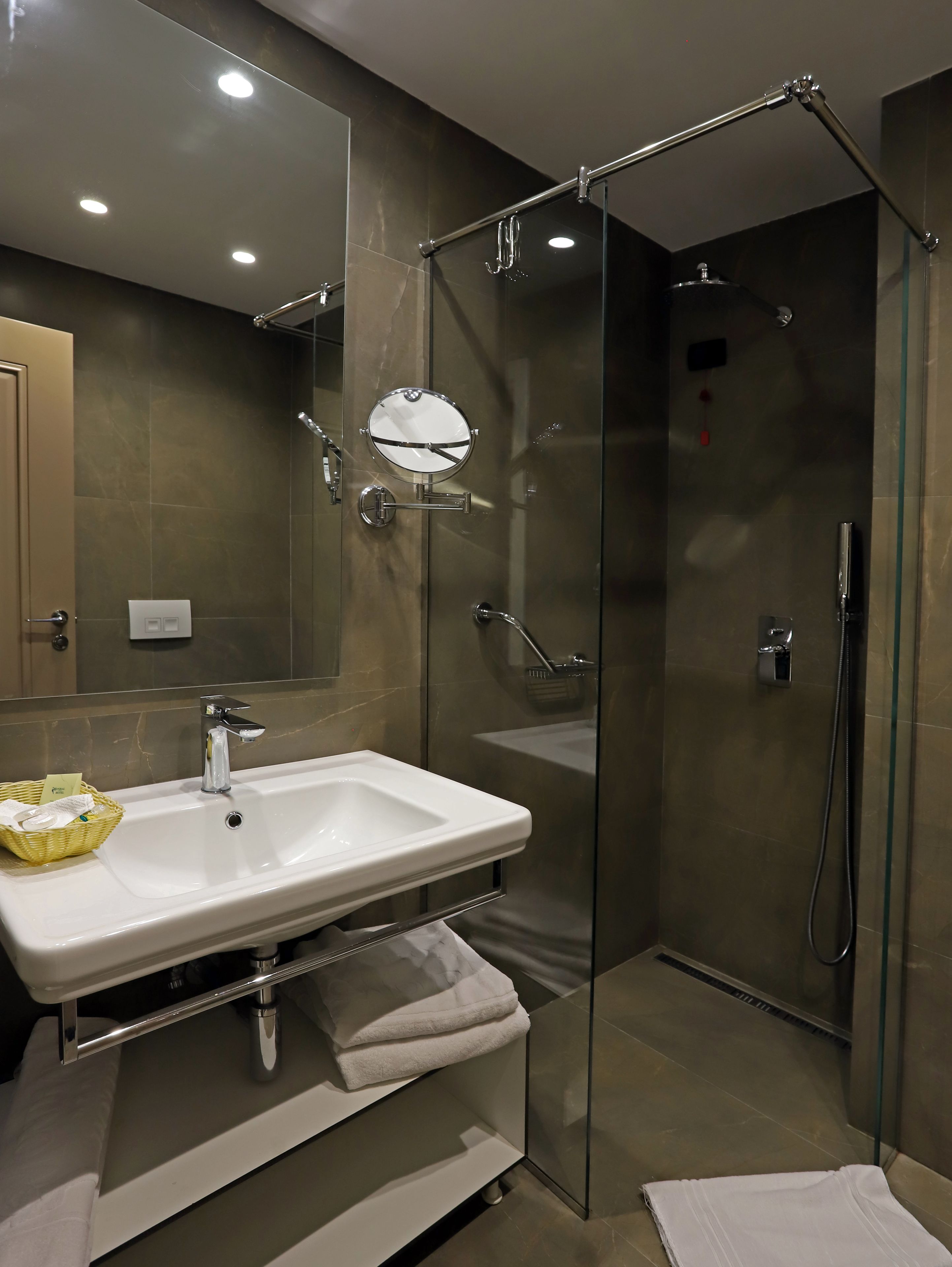 standard triple room, 1 bedroom | bathroom | free toiletries, hair dryer, bathrobes, slippers