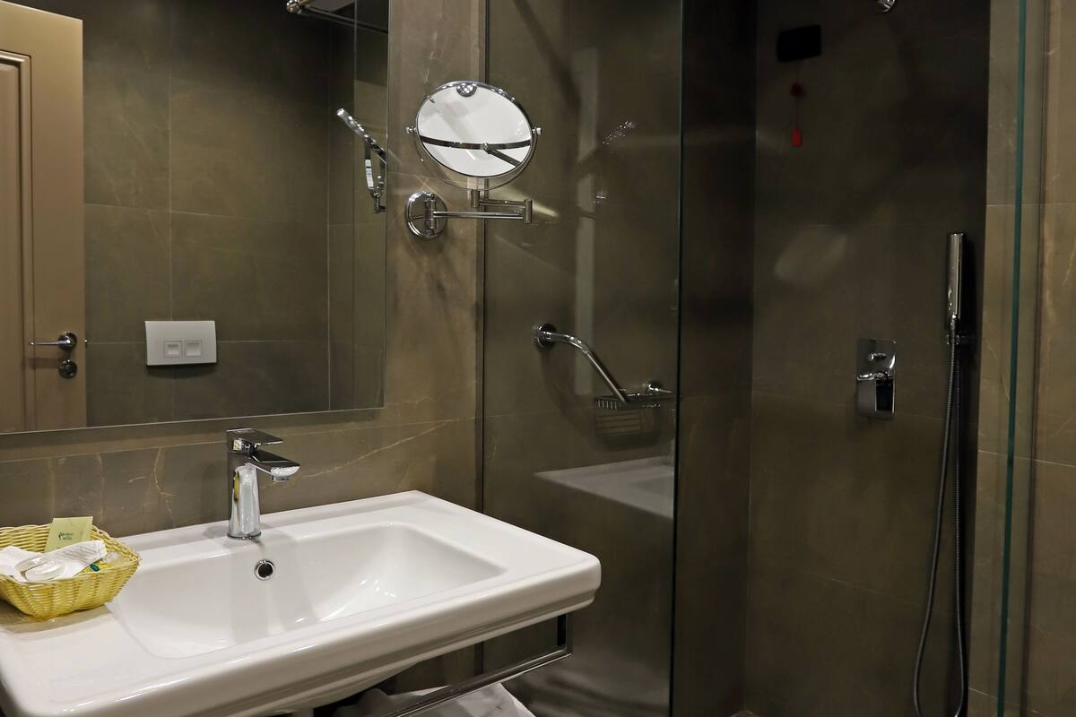 standard triple room, 1 bedroom | bathroom | free toiletries, hair dryer, bathrobes, slippers