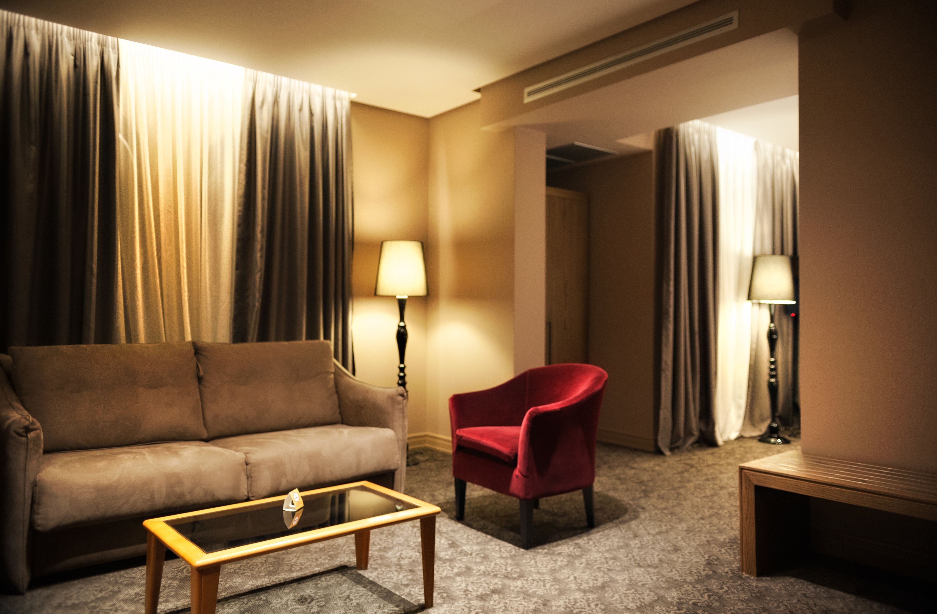 business suite, 1 bedroom | living area | 32-inch flat-screen tv with satellite channels, tv, books