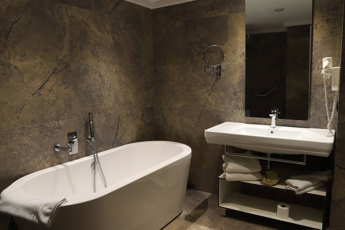 family room, city view | bathroom | free toiletries, hair dryer, bathrobes, slippers