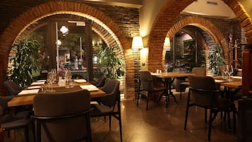Breakfast, lunch, dinner served; local and international cuisine