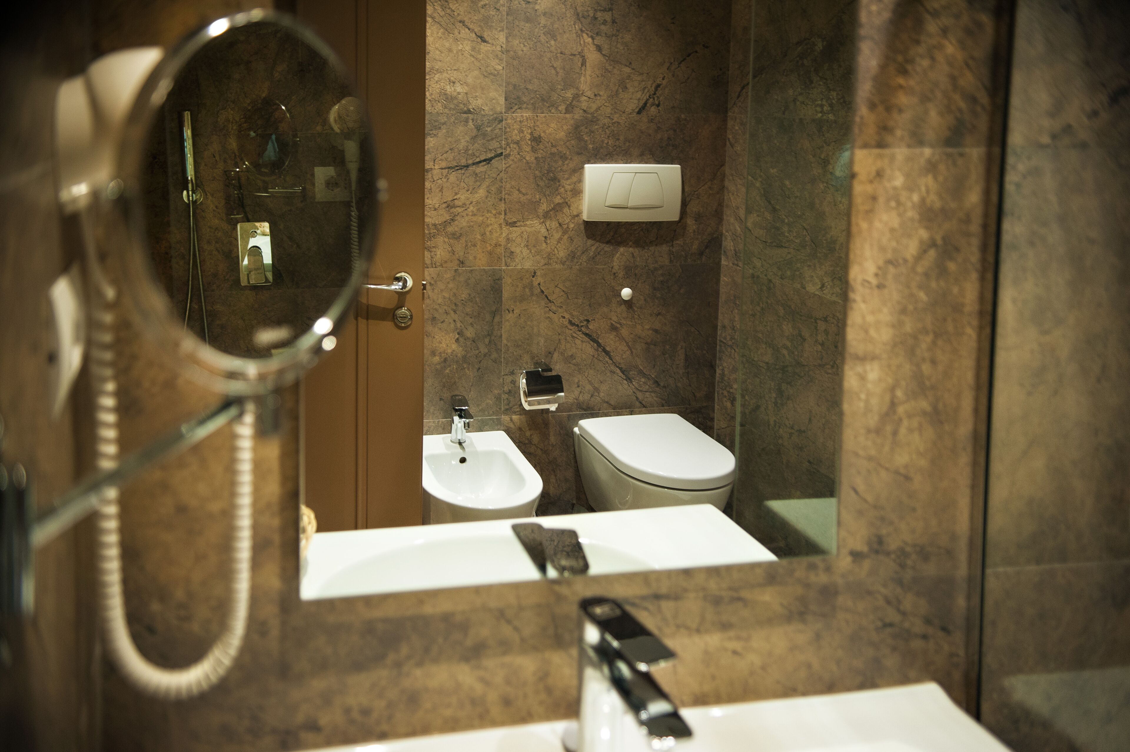 Une salle de bain avec un lavabo, un miroir et des toilettes.