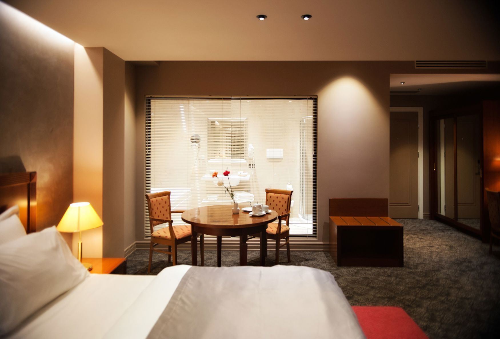 Minibar, safe på rommet, skrivebord og skrivebord for bærbar PC