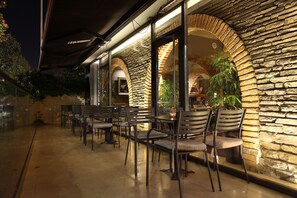 Frühstück, Mittagessen, Abendessen, lokale und internationale Küche