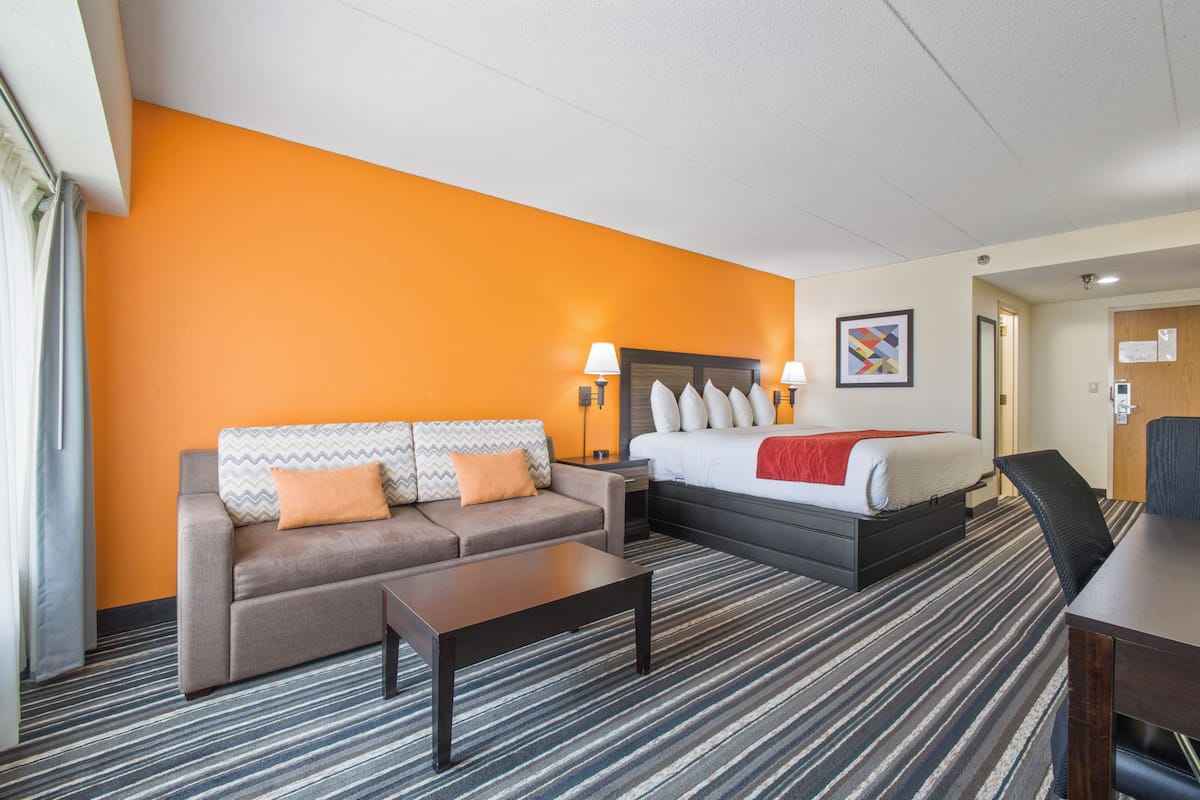 Junior Suite | Desk, iron/ironing board, free cribs/infant beds, free rollaway beds