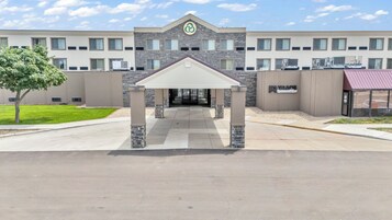 Fachada da propriedade à noite