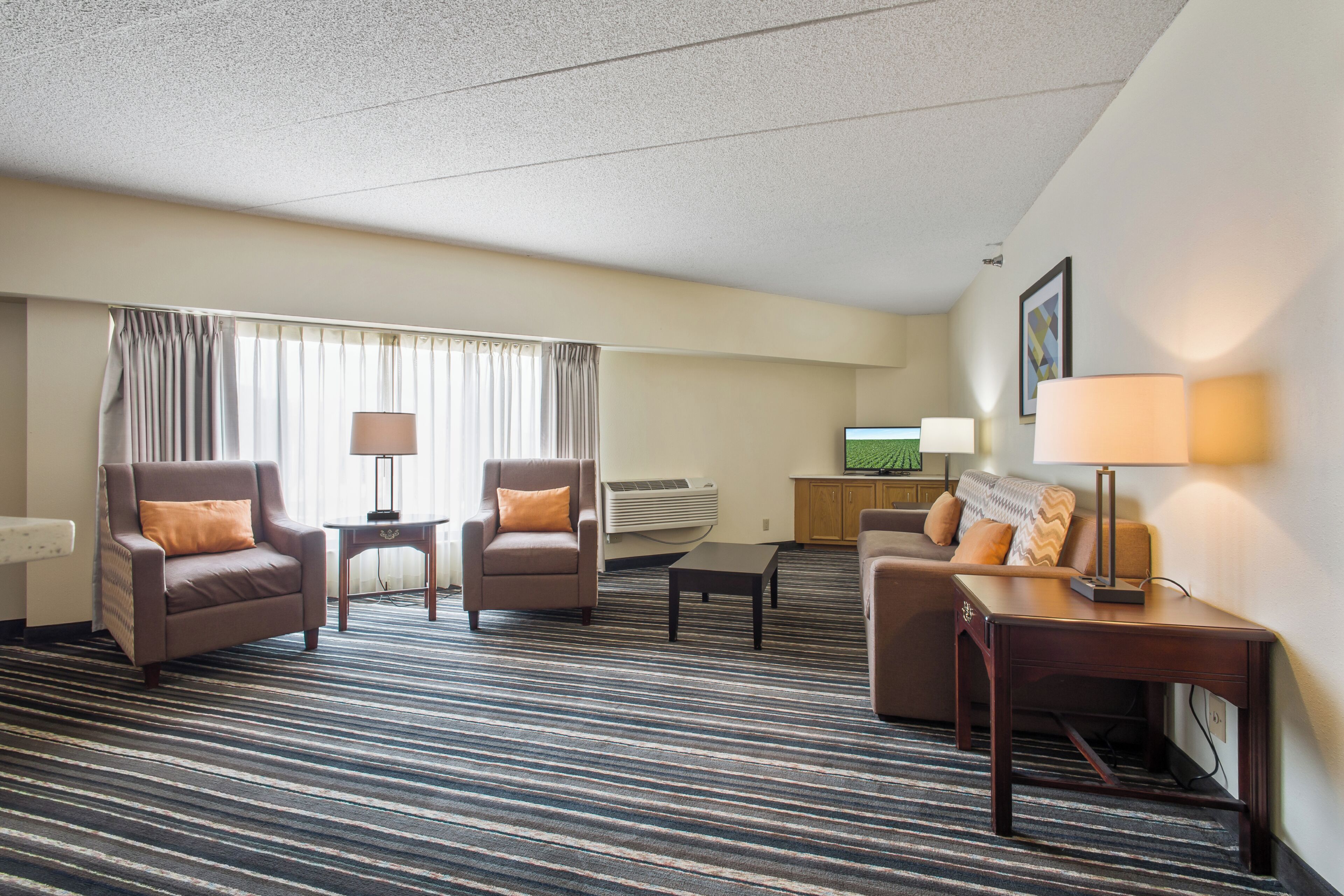 Suíte | Escrivaninha, ferros/tábuas de passar roupa, berços grátis