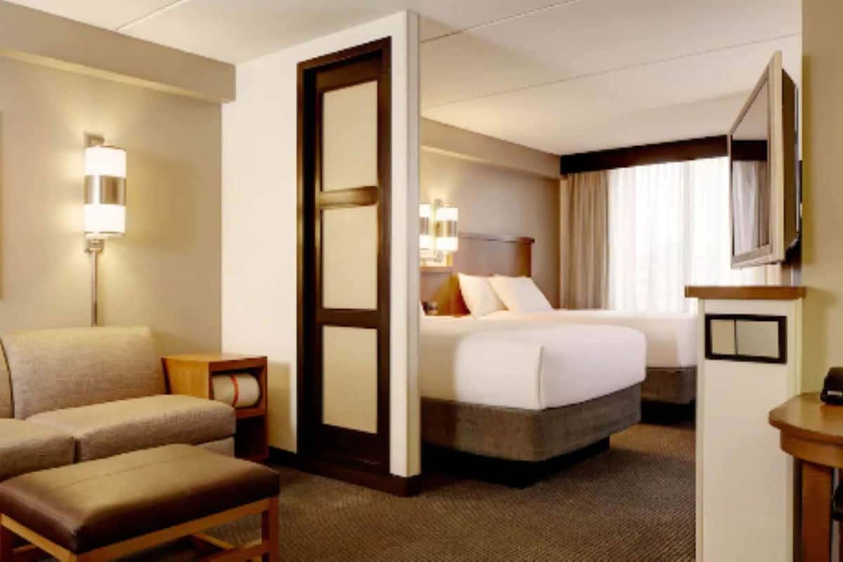 Dundyner, senger med overmadrass, skrivebord og blendingsgardiner