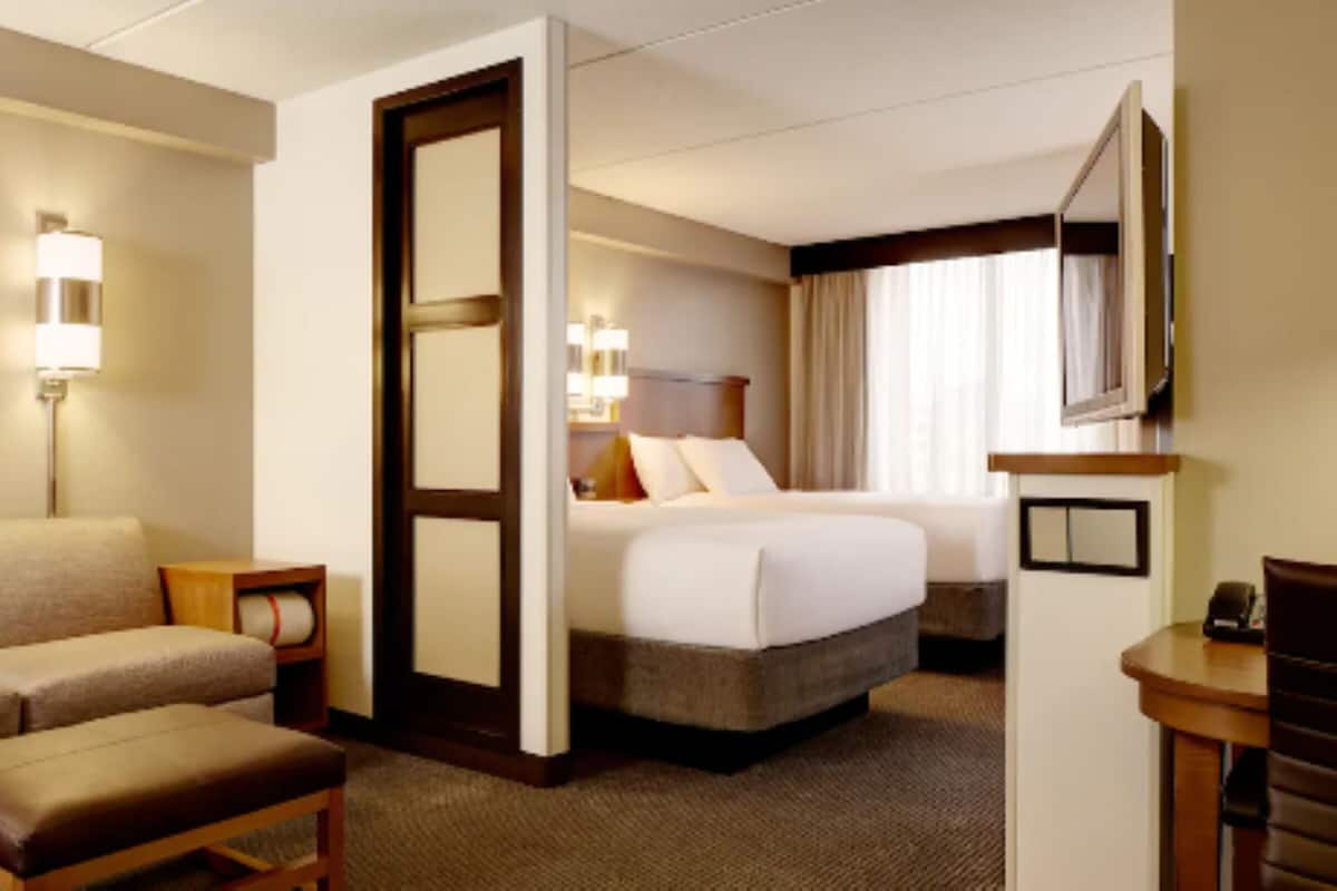 Dundyner, senger med overmadrass, skrivebord og blendingsgardiner