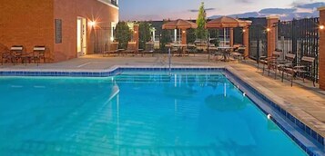 季节性开放的室外游泳池，10:00 至 22:00 开放，池畔遮阳伞，日光浴躺椅