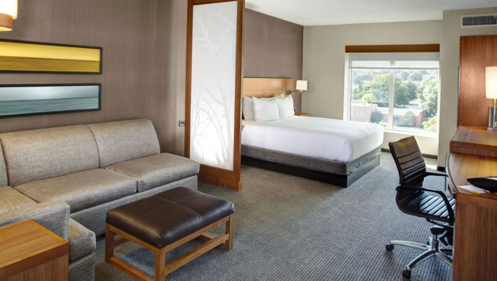 Dundyner, senger med overmadrass, skrivebord og blendingsgardiner