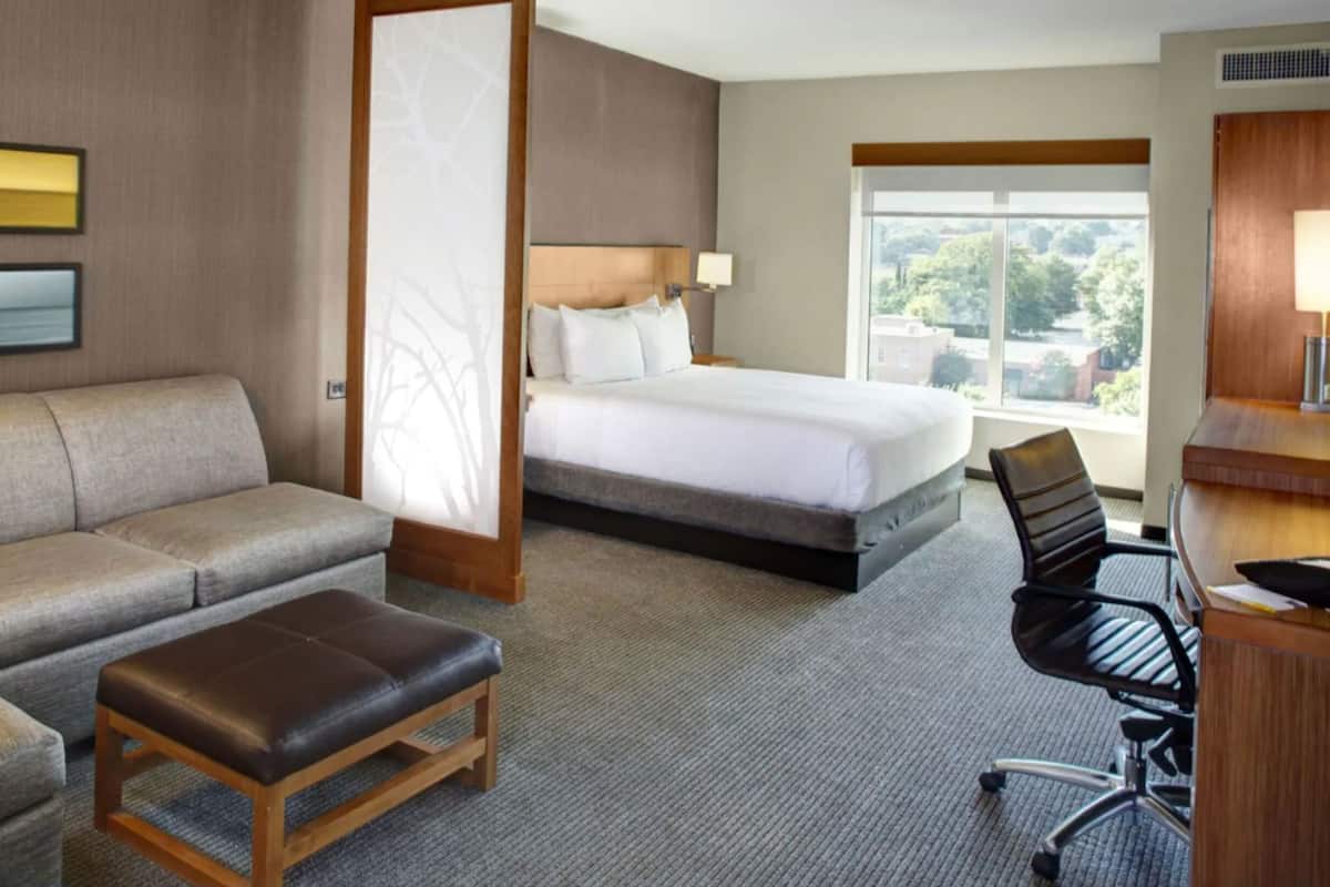 Dundyner, senger med overmadrass, skrivebord og blendingsgardiner