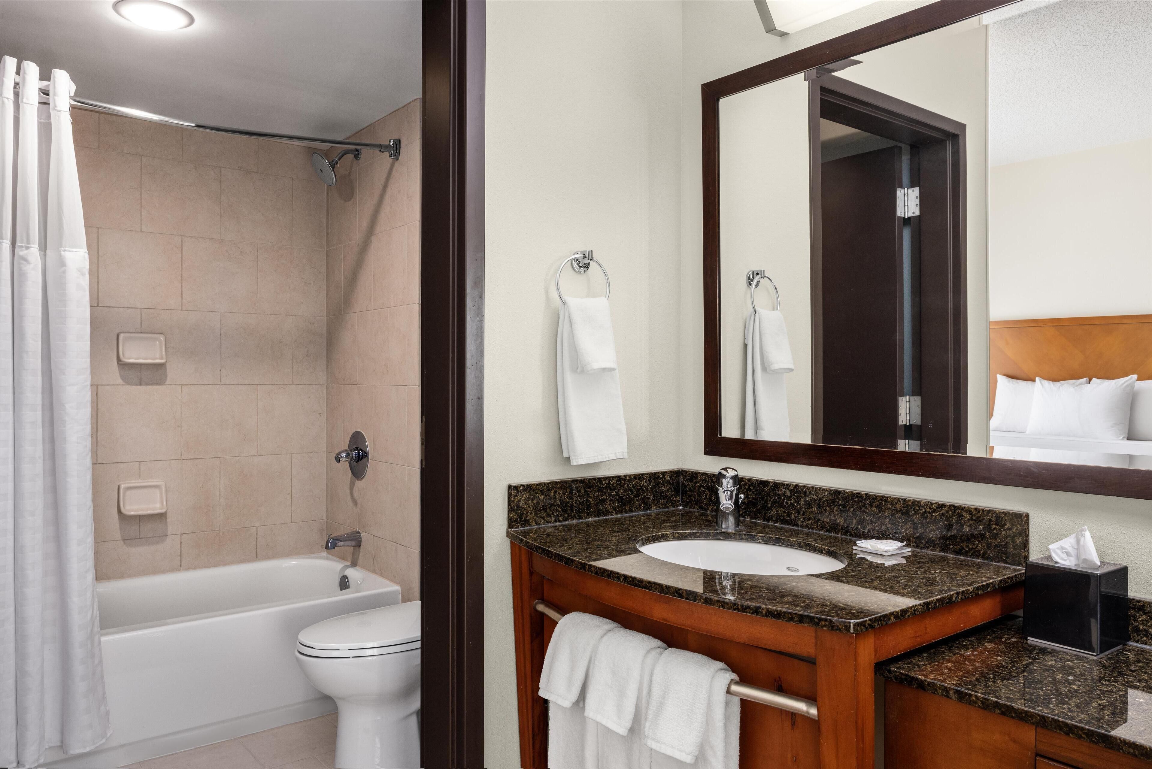 Une salle de bain moderne avec une baignoire, des toilettes et un lavabo.