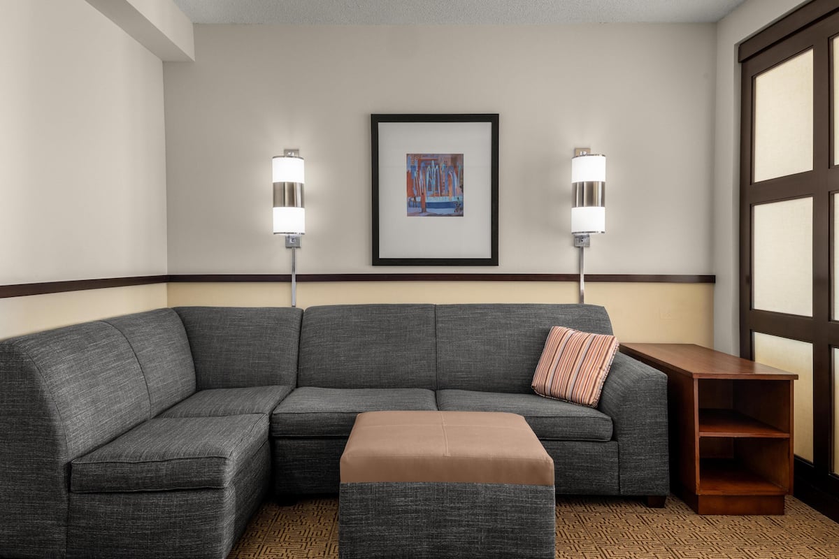 Cubrecamas, colchones con pillow-top, escritorio y cortinas blackout 