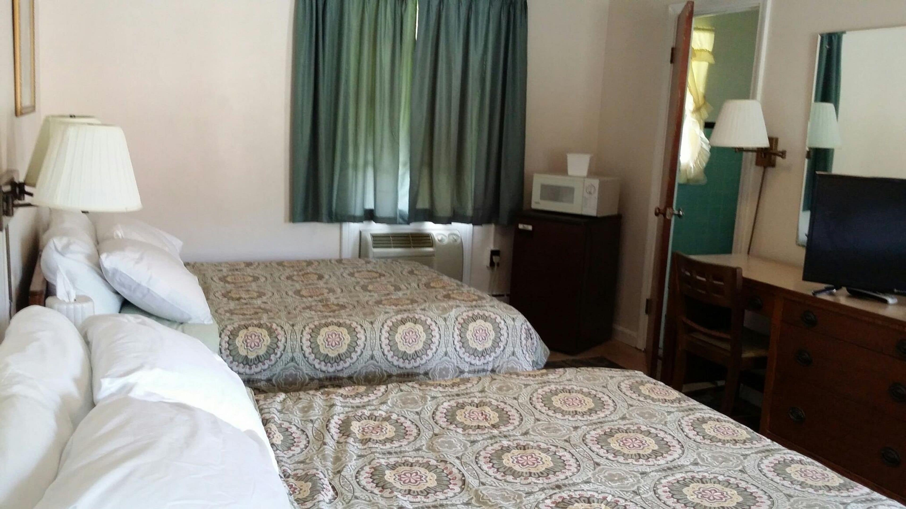 Habitación, 2 camas dobles | Decoración individual, mobiliario individual, escritorio y ropa de cama