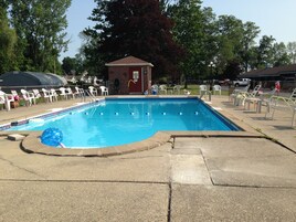Una piscina al aire libre de temporada