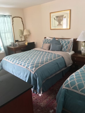 Individually decorated, individually furnished, desk, bed sheets - Anchor Motel (Niagara Falls)