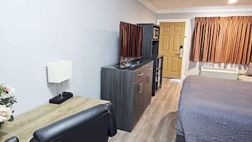 Deluxe Room, 1 King Bed, Non Smoking, Refrigerator & Microwave | Premium bedding, pillowtop beds, blackout drapes, iron/ironing board