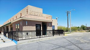 Property entrance - Magnuson Hotel Blythe (Blythe)