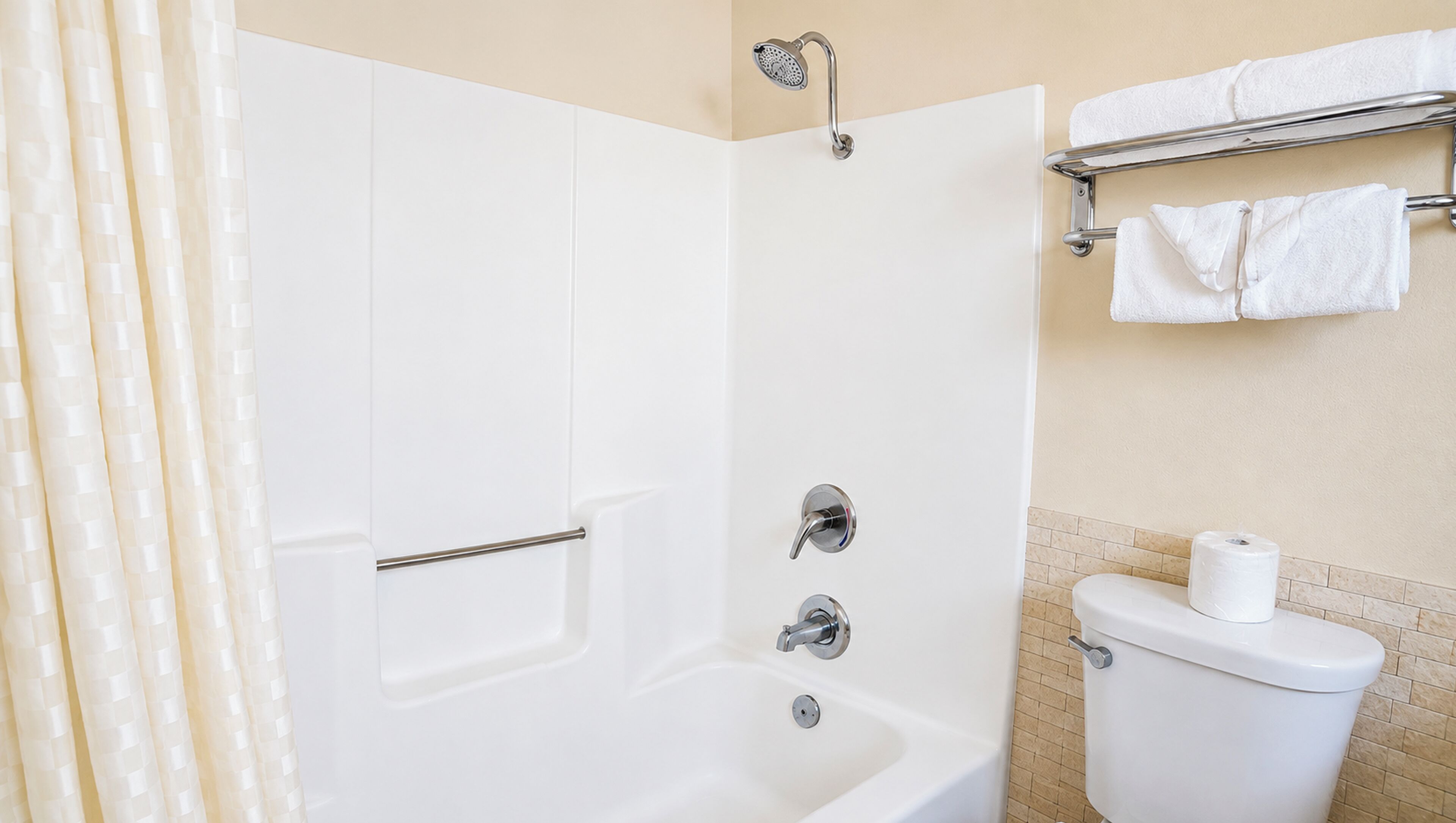 Une salle de bain avec une baignoire, une douche et des toilettes.