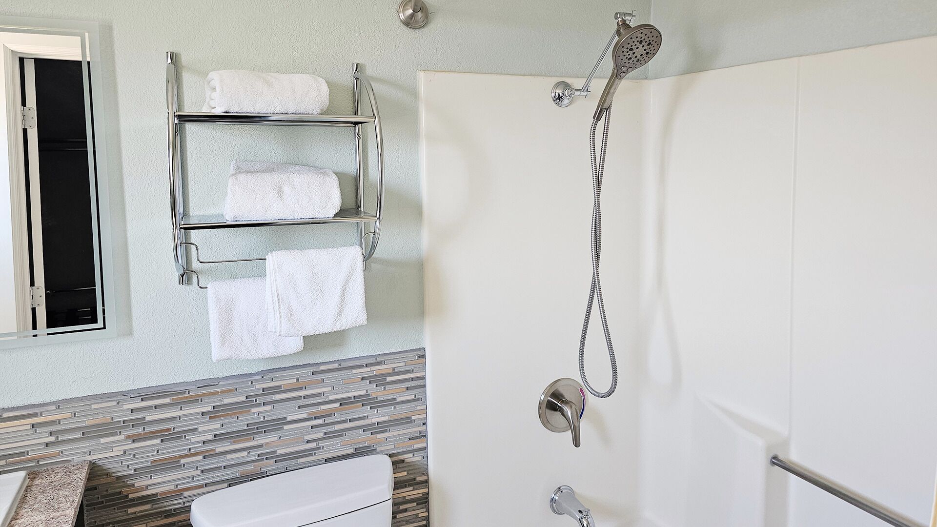 Deluxe Room, 1 King Bed, Non Smoking, Refrigerator & Microwave | Bathroom | Combined shower/tub, hydromassage showerhead, eco-friendly toiletries