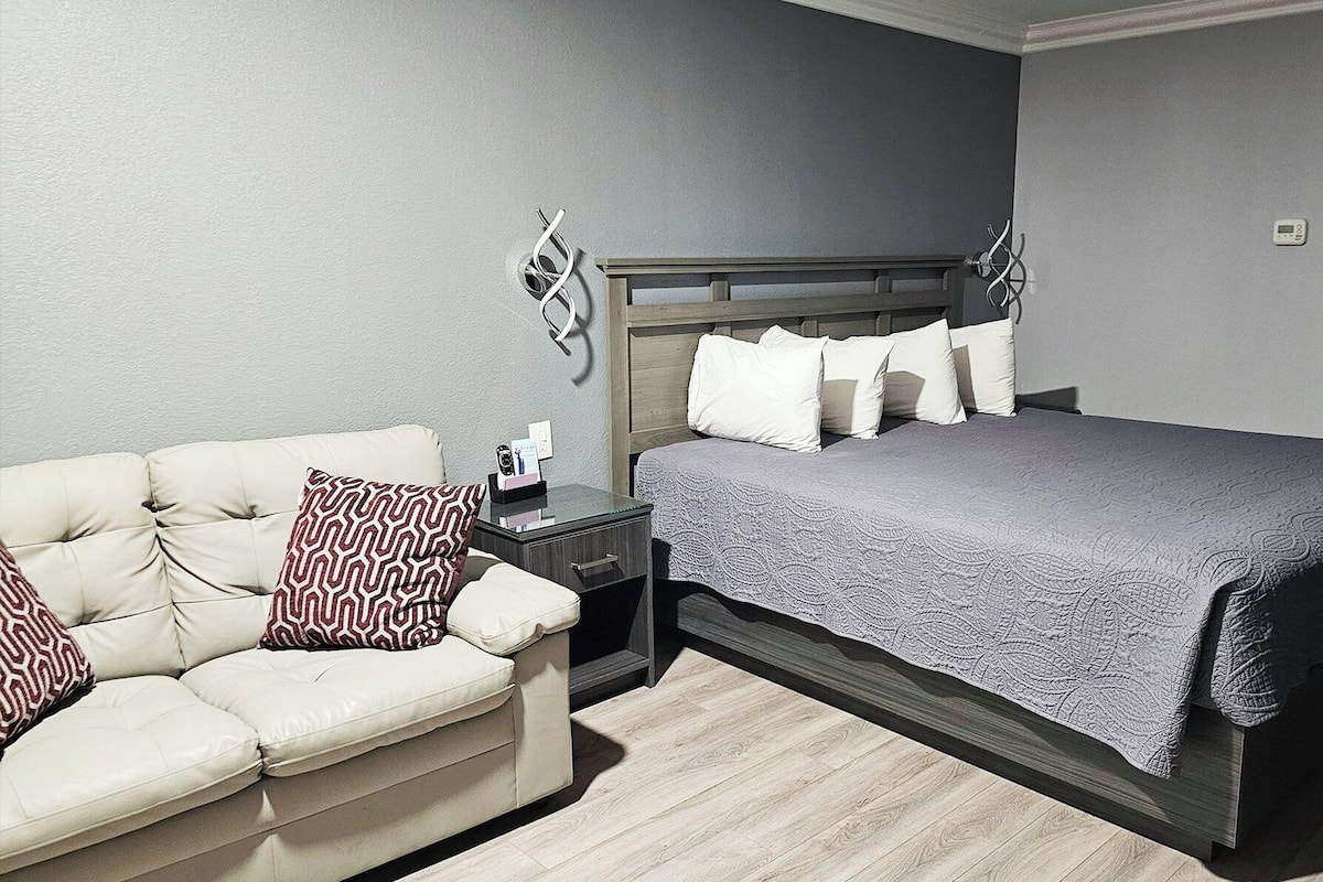 أغطية فراش متميزة وأسرّة بطبقة علوية مريحة وستائر تعتيم ومكواة/لوح كي