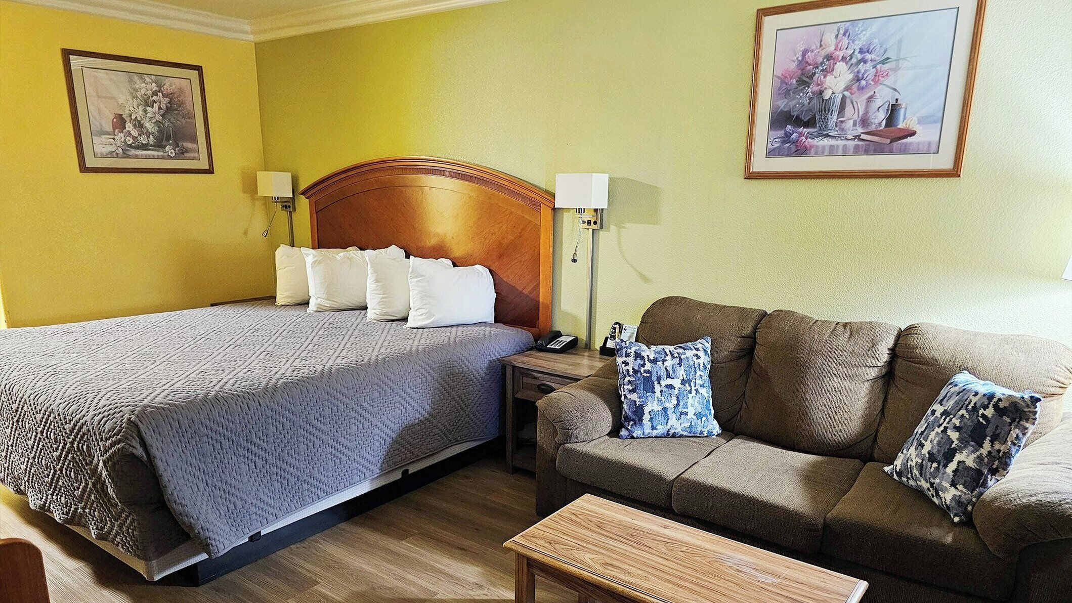 Standard Room, 1 King Bed, Non Smoking | Premium bedding, pillowtop beds, blackout drapes, iron/ironing board