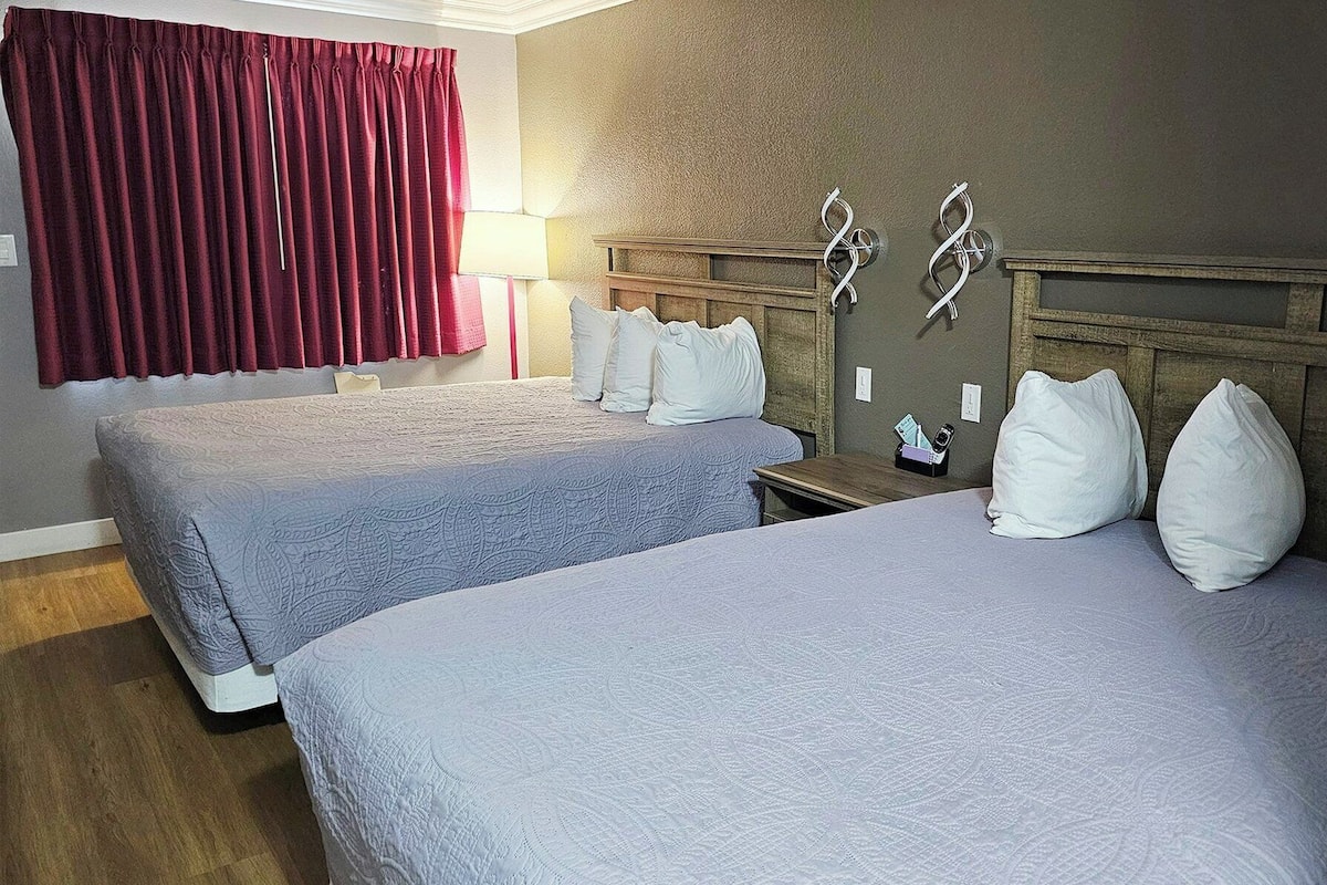 أغطية فراش متميزة وأسرّة بطبقة علوية مريحة وستائر تعتيم ومكواة/لوح كي